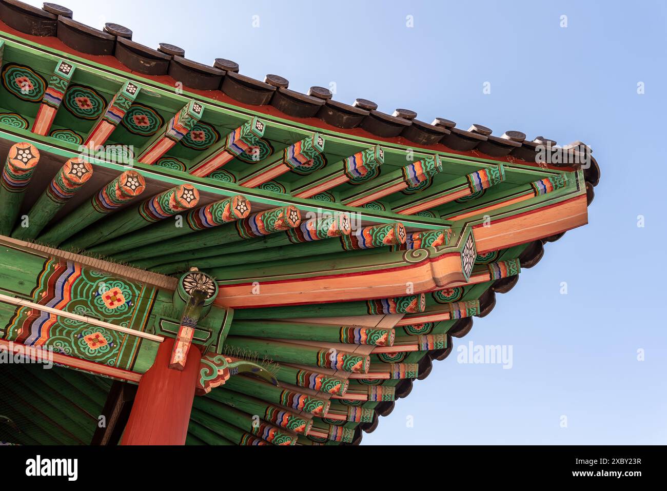 Dettagli del tetto di architettura coreana antica presso il palazzo reale della dinastia Joseon a Seul, Corea del Sud Foto Stock