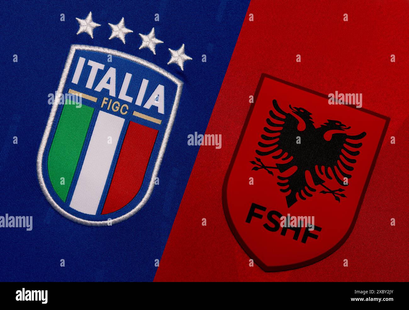Primo piano dello stemma della nazionale di calcio sulla divisa Home. UEFA EURO 2024. Foto Stock