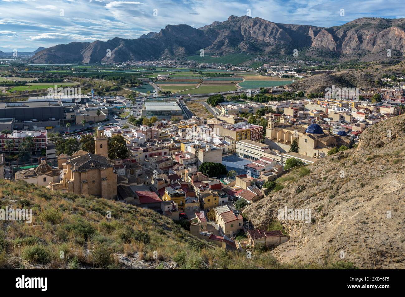 Vista aerea del santuario di nostra Signora di Monserrat e della chiesa di Santiago Apostol nella città di Orihuela, Alicante, Alacant, Spagna, Europa. Foto Stock