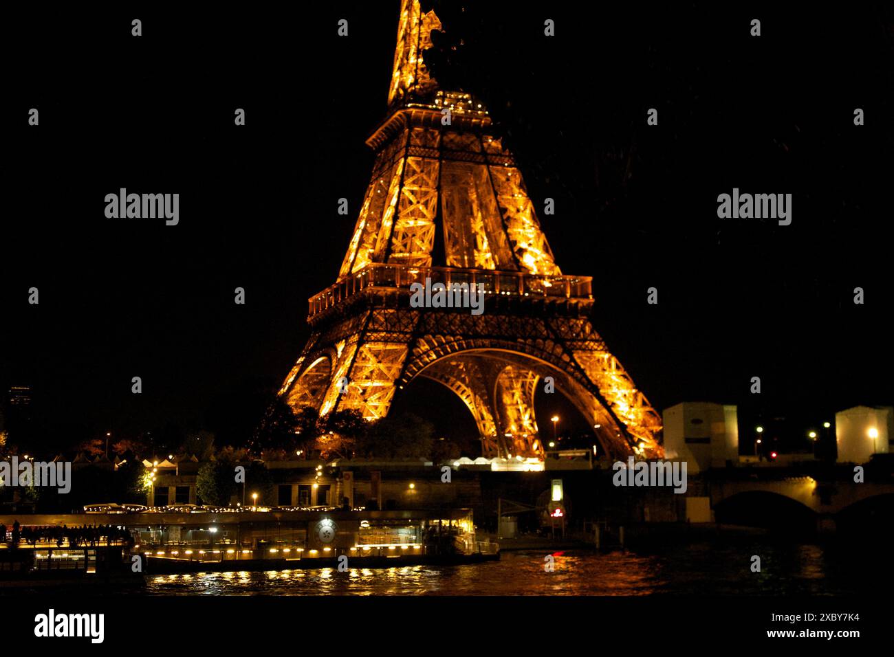 La Torre Eiffel illuminata nel 2024 prima dei Giochi Olimpici di sera Foto Stock