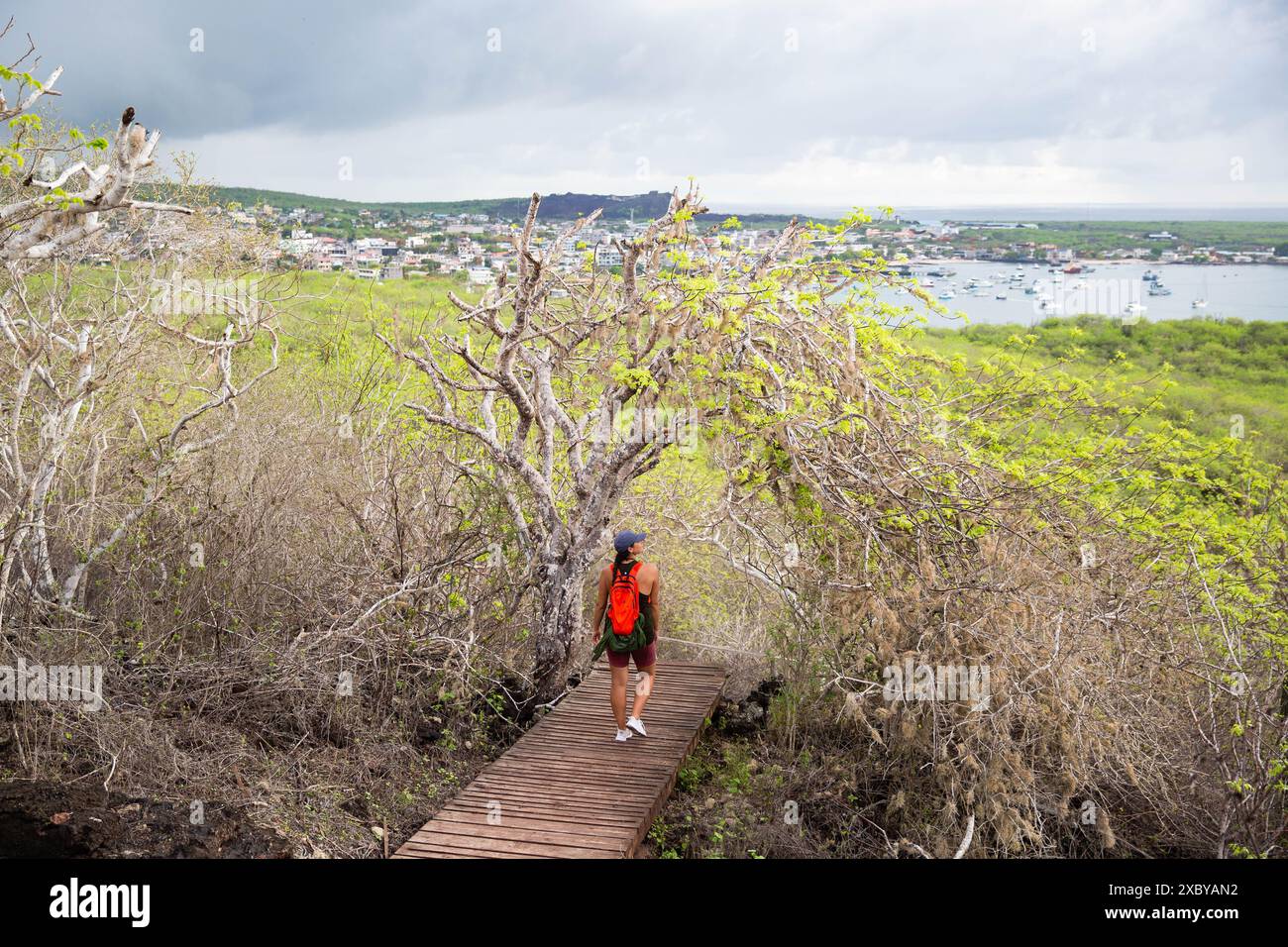 Una donna che scende a Puerto Baquerizo Moreno sull'Isla San Cristobal, una delle isole Galapagos, Ecuador Foto Stock