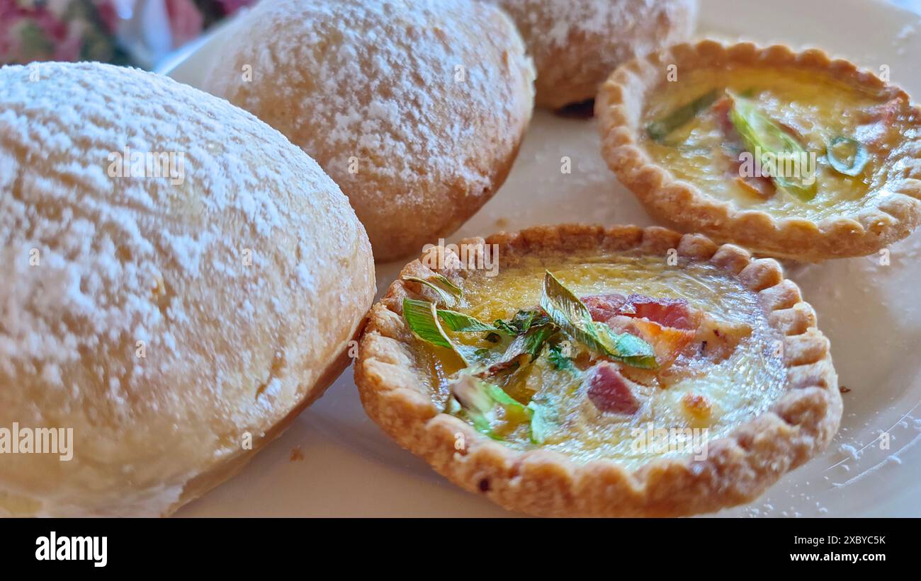 Tè pomeridiano con scone e crostata Foto Stock