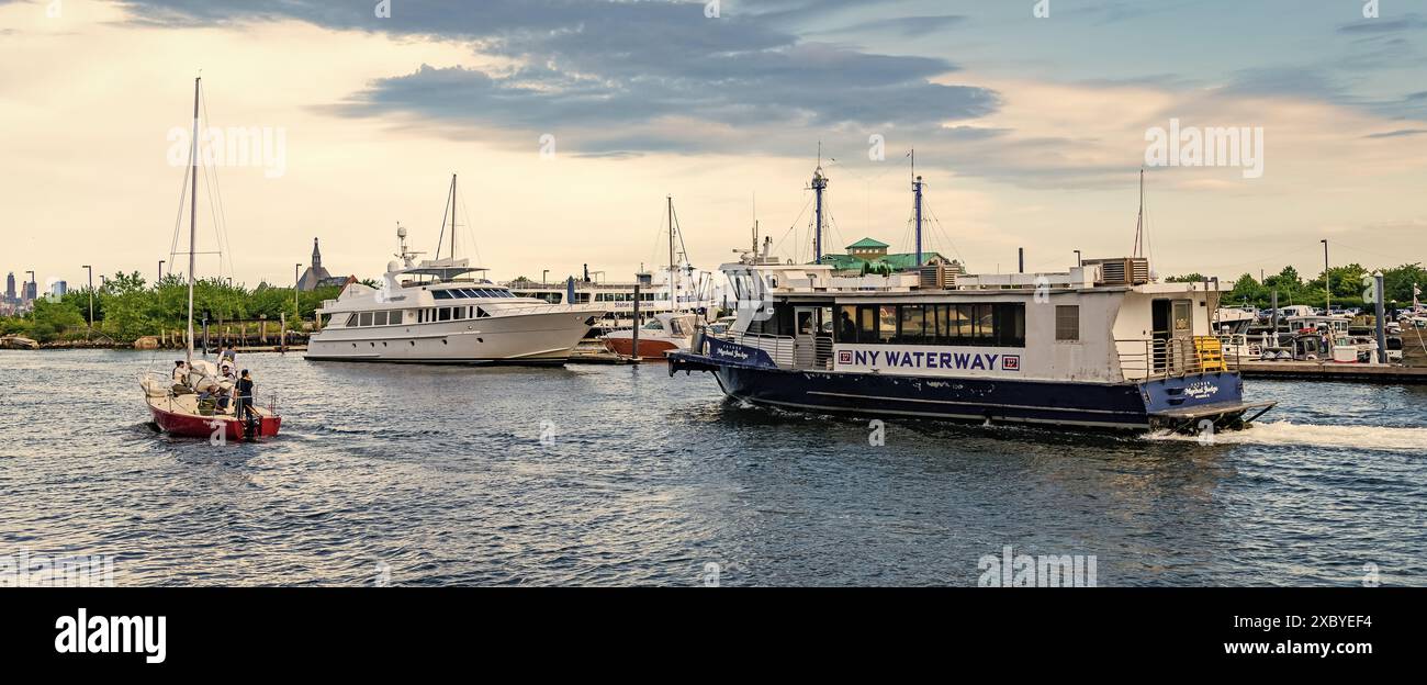 Jersey City, USA - 28 giugno 2023: Barche sul fiume Hudson presso il porticciolo Liberty Landing in estate Foto Stock