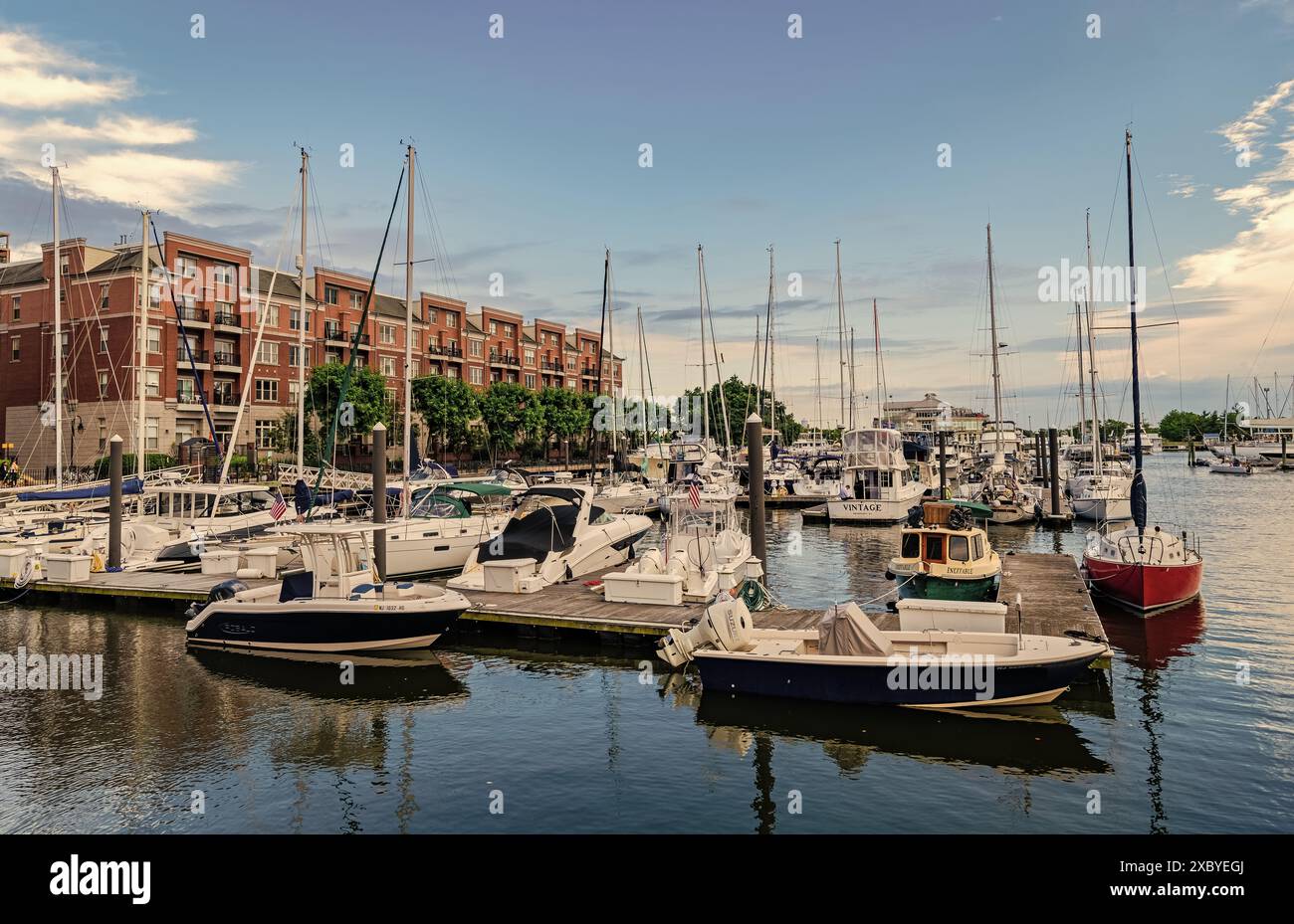 Jersey City, USA - 28 giugno 2023: Yacht e barche a vela attraccati al Liberty Landing Marina durante le vacanze estive Foto Stock