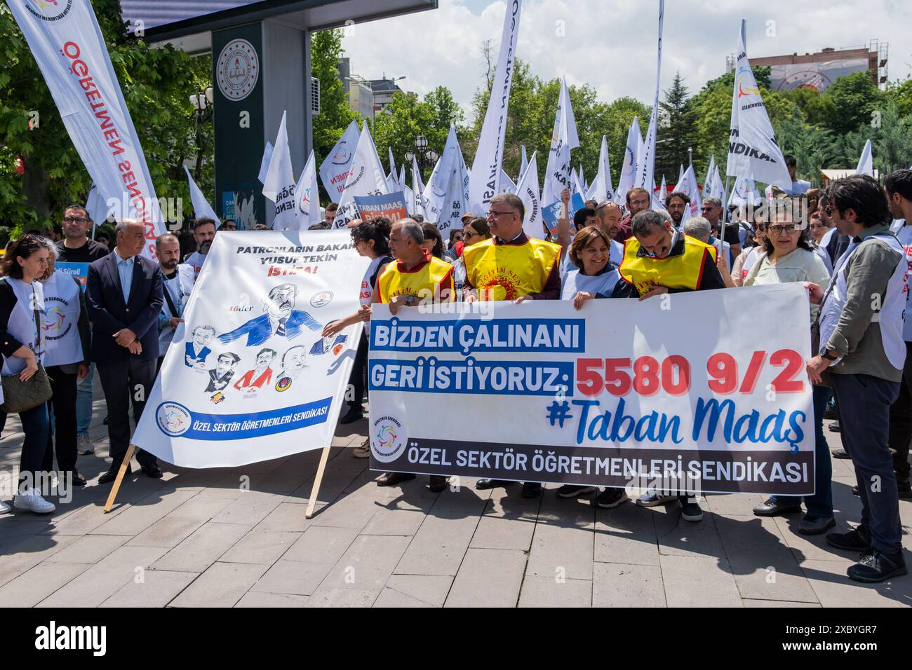Il corteo di protesta tiene gli striscioni dell'unione durante la manifestazione dell'Unione degli insegnanti del settore privato. Foto Stock