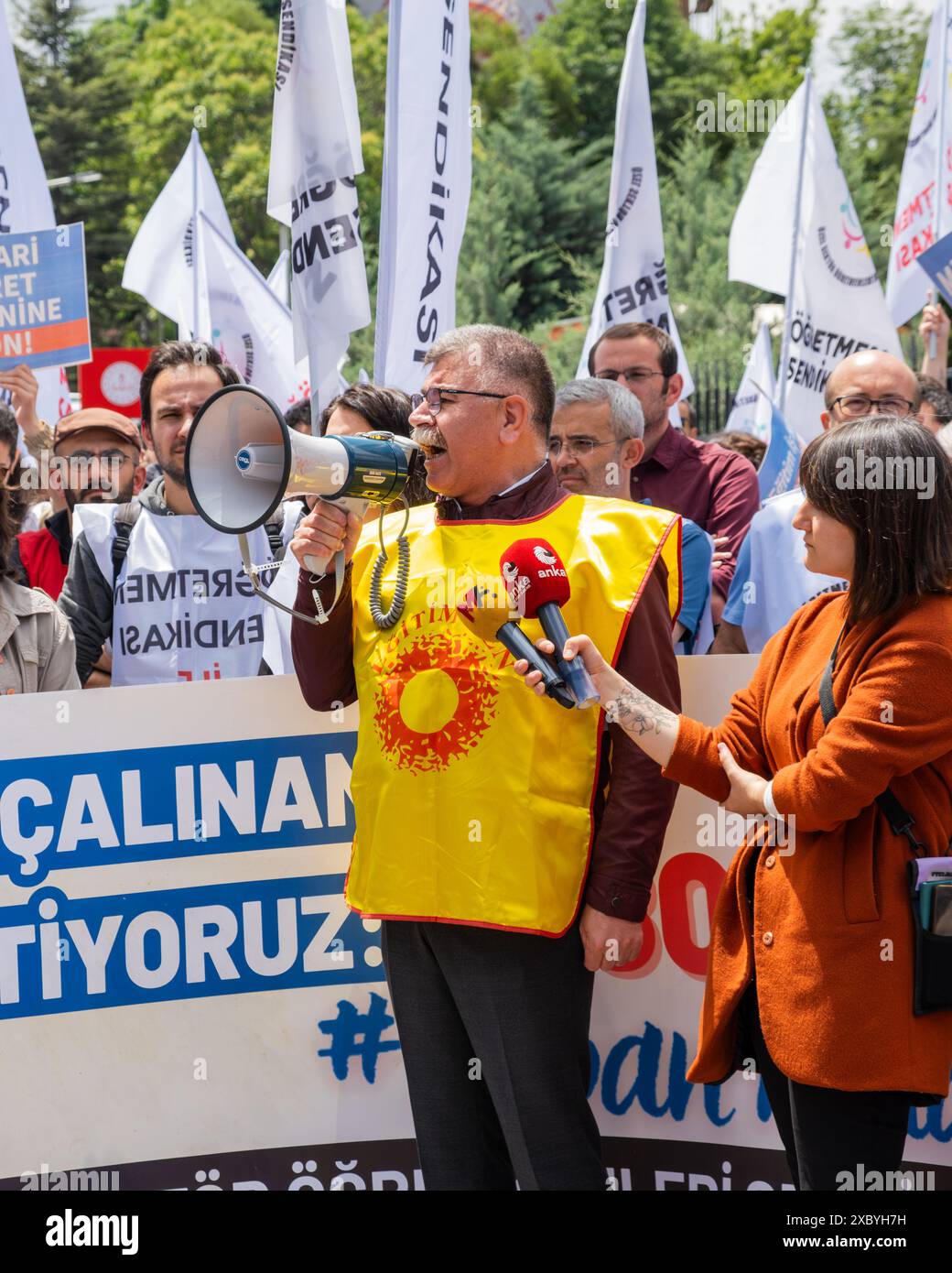 Un rappresentante di Eğitim-Sen interviene a una dimostrazione dell'Unione degli insegnanti del settore privato. Foto Stock