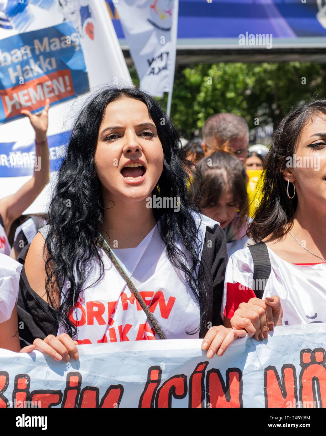 Una donna grida slogan a una dimostrazione del sindacato degli insegnanti del settore privato. Foto Stock
