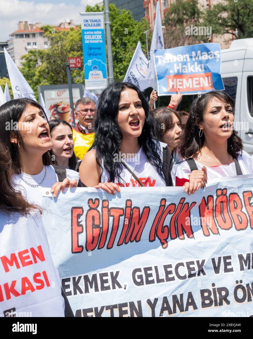 Tre donne gridano slogan a una dimostrazione dell'Unione degli insegnanti del settore privato. Foto Stock