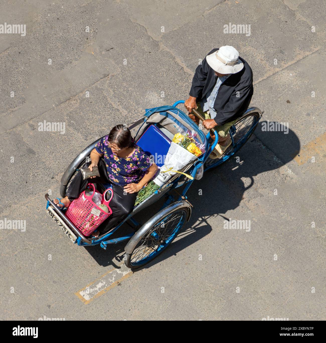 SAIGON, VIETNAM, 17 dicembre 2017, Un uomo guida un triciclo con un passeggero, Saigon, Vietnam Foto Stock