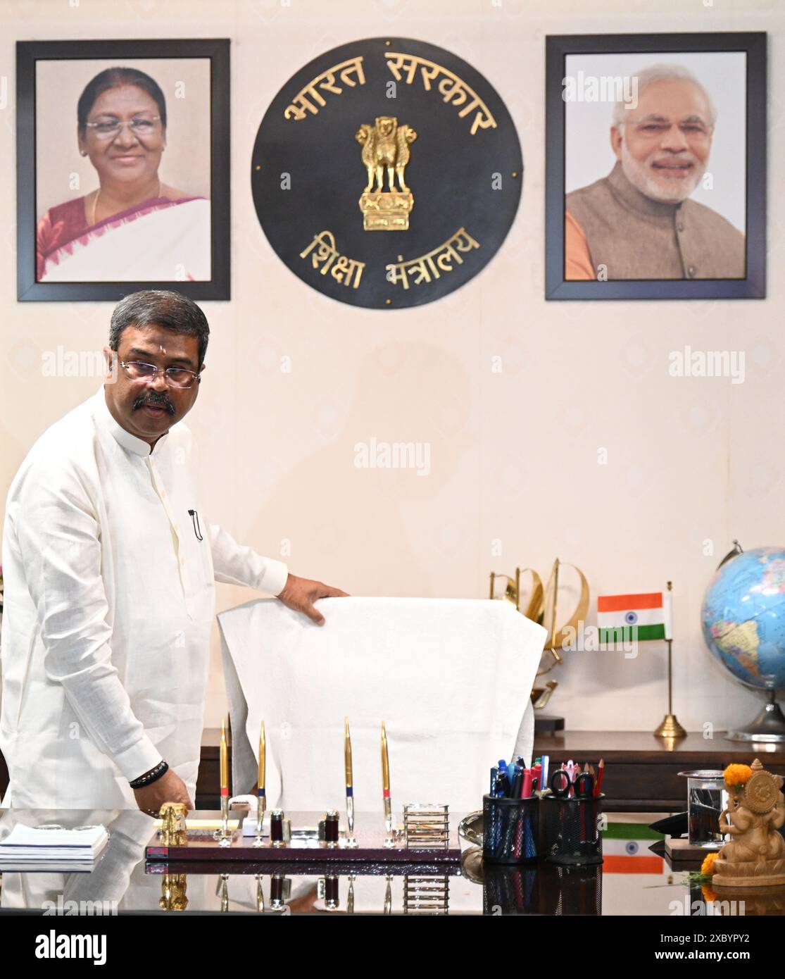 NUOVA DELHI, INDIA - 13 GIUGNO: Il deputato del BJP Dharmendra Pradhan assume la carica di ministro dell'istruzione a Shastri Bhawan il 13 giugno 2024 a nuova Delhi, India. Si vedono anche i ministri di Stato Jayant Chaudhary e Sukanta Majumdar. (Foto di Sonu Mehta/Hindustan Times/Sipa USA) Foto Stock