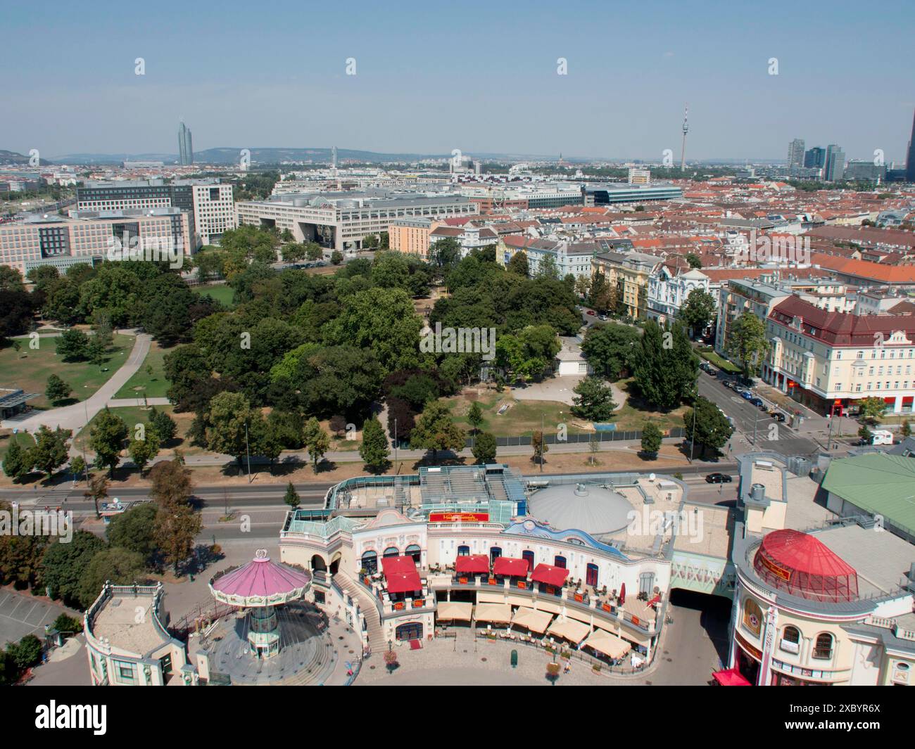 Vista su un parco divertimenti e sulle aree urbane circostanti, punteggiate da vari edifici e spazi verdi, Vienna, Austria Foto Stock