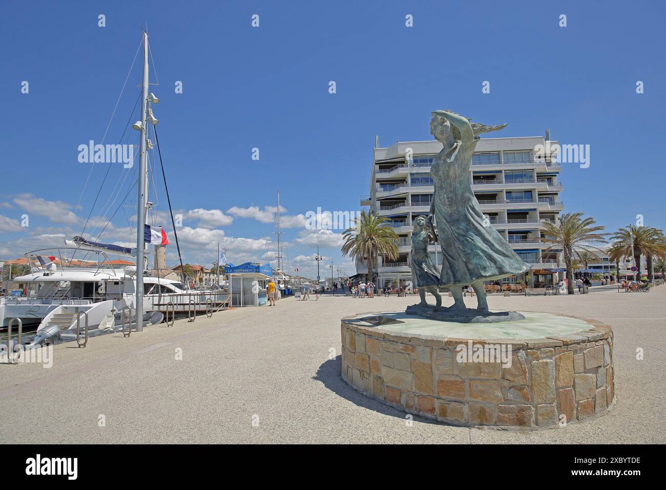 Scultura l'Esperance di Ali Salem 2014, porto, grattacielo, donna, stiva, mano, testa, braccio, su, guarda, guarda, bronzo, ritaglio, porticciolo, yacht, le Foto Stock