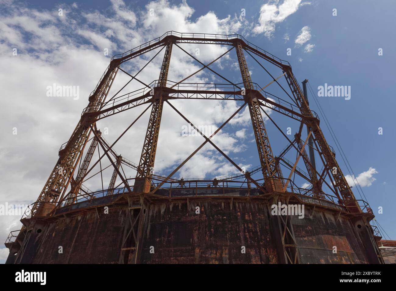 Scheletro di ferro di un vecchio detentore di gas, Monumento industriale delle Gasworks di Atene del 1875, distretto di Gazi, Atene, Grecia Foto Stock