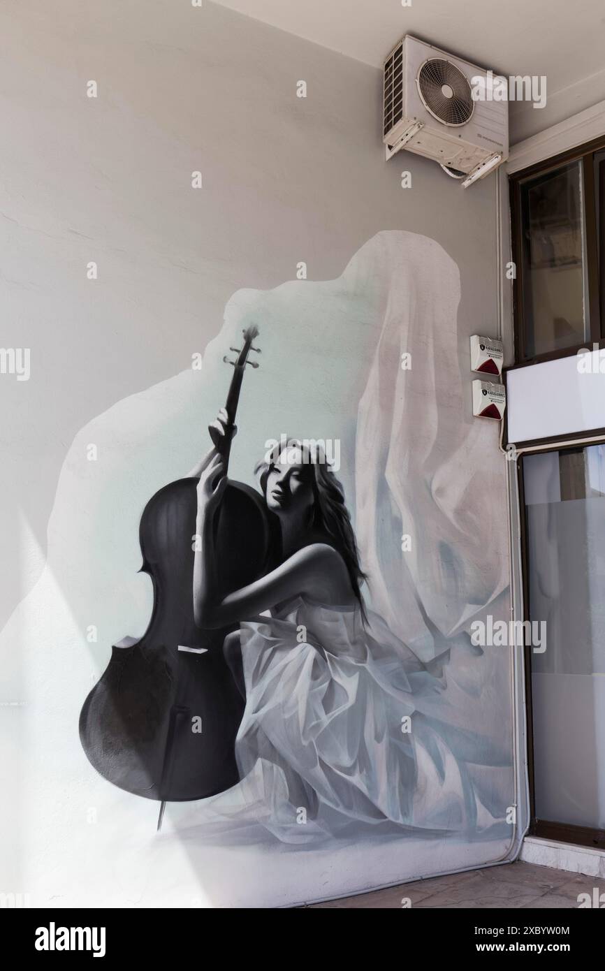 Donna in abito bianco con violoncello, violoncellista, murale dell'artista di strada greco Nozo, quartiere Kerameikos, Atene, Grecia Foto Stock