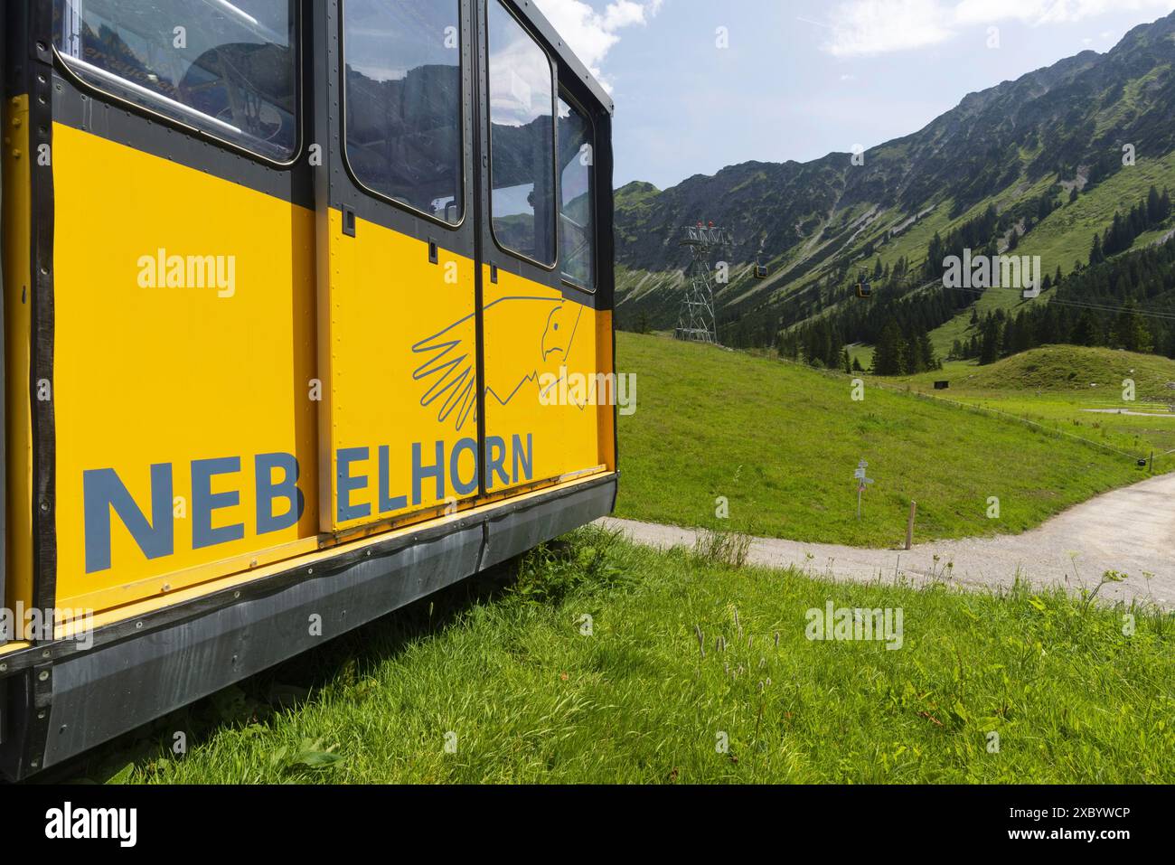 Gondola scartata della Nebelhornbahn, dietro di essa il nuovo ascensore, Seealpe station, Oberstdorf, Allgaeu Alps, Allgaeu, Baviera, Germania Foto Stock