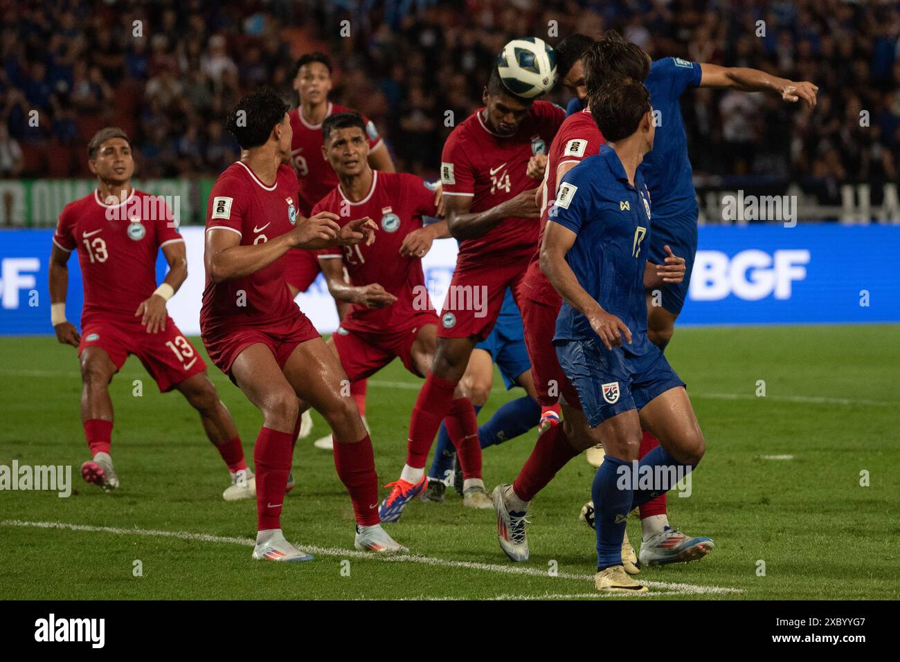 Bangkok, Thailandia. 11 giugno 2024. Le qualificazioni AFC della Coppa del mondo FIFA 26 girone C, tra Thailandia (blu) 3 - 1 Singapore (rosso) al Rajamangala National Stadium l'11 giugno 2024 a Bangkok. (Foto di Teera Noisakran/Pacific Press) credito: Pacific Press Media Production Corp./Alamy Live News Foto Stock