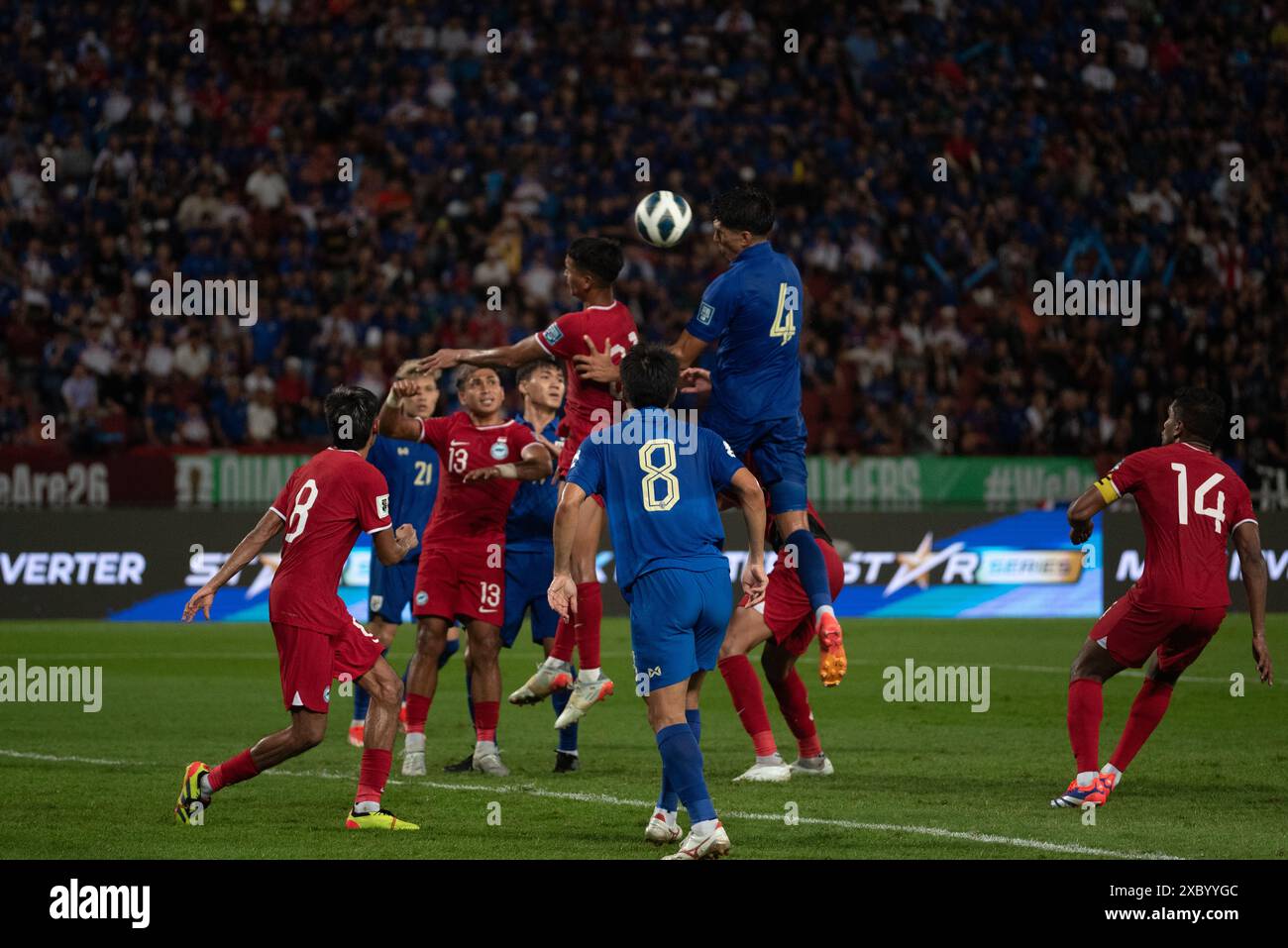 Bangkok, Thailandia. 11 giugno 2024. Le qualificazioni AFC della Coppa del mondo FIFA 26 girone C, tra Thailandia (blu) 3 - 1 Singapore (rosso) al Rajamangala National Stadium l'11 giugno 2024 a Bangkok. (Foto di Teera Noisakran/Pacific Press) credito: Pacific Press Media Production Corp./Alamy Live News Foto Stock