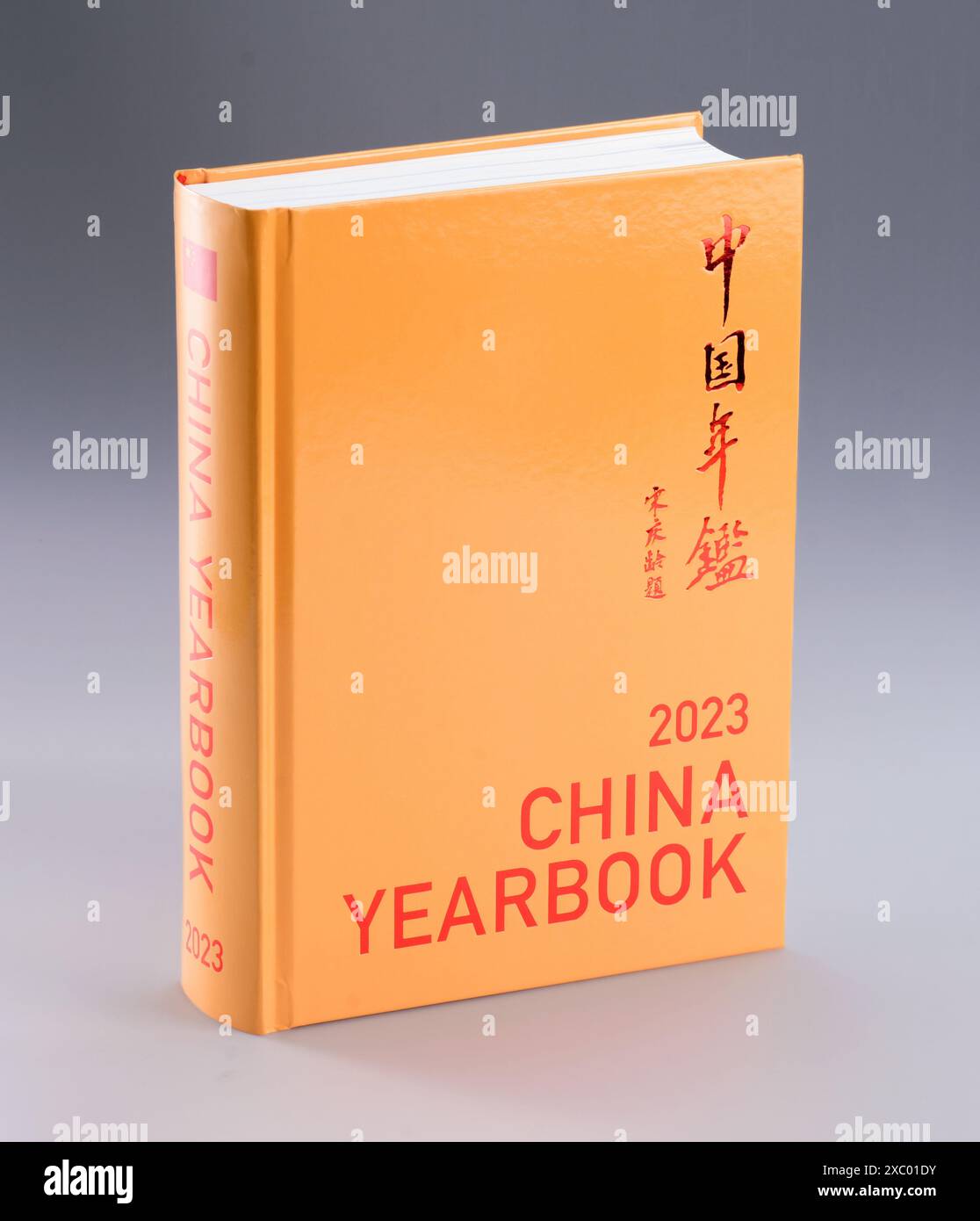 (240614) -- PECHINO, 14 giugno 2024 (Xinhua) -- questa foto scattata il 13 giugno 2024 mostra la versione inglese del China Yearbook del 2023. La versione inglese del China Yearbook 2023 è stata pubblicata e sarà distribuita in patria e all'estero. La versione inglese include sezioni sulle condizioni nazionali della Cina, sul sistema dei partiti politici e sulle istituzioni statali, nonché una sezione sulla Cina di oggi. Include anche un'edizione speciale annuale, foto di notizie e una cronaca di eventi importanti, l'editore Xinhua Publishing House ha detto in una dichiarazione di giovedì. L'annuario ha più di un milione di parole Foto Stock