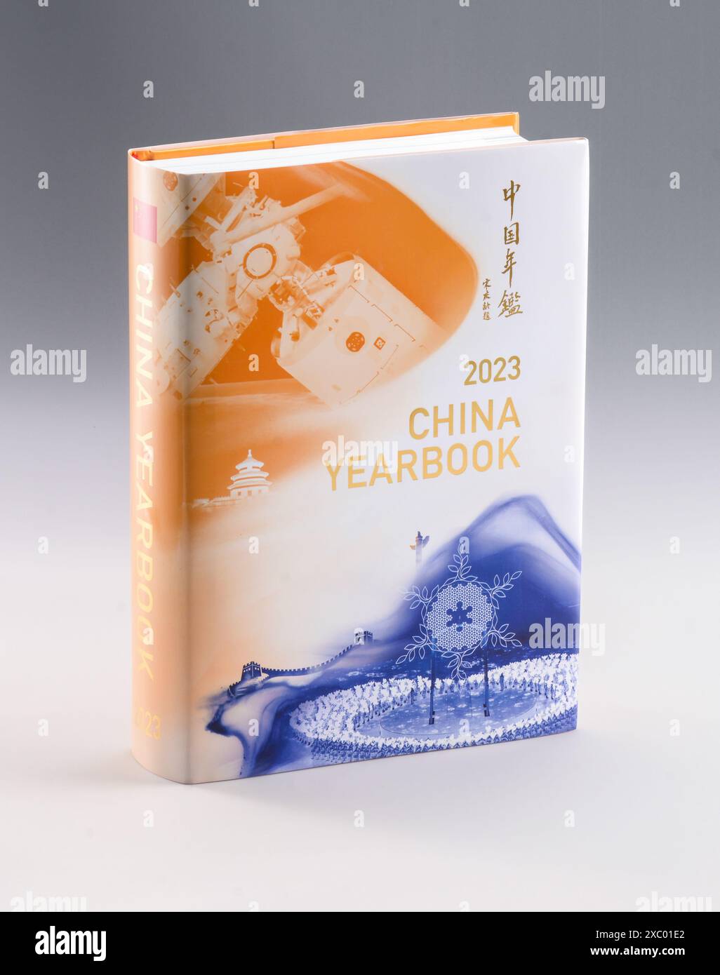 (240614) -- PECHINO, 14 giugno 2024 (Xinhua) -- questa foto scattata il 13 giugno 2024 mostra la versione inglese del China Yearbook del 2023. La versione inglese del China Yearbook 2023 è stata pubblicata e sarà distribuita in patria e all'estero. La versione inglese include sezioni sulle condizioni nazionali della Cina, sul sistema dei partiti politici e sulle istituzioni statali, nonché una sezione sulla Cina di oggi. Include anche un'edizione speciale annuale, foto di notizie e una cronaca di eventi importanti, l'editore Xinhua Publishing House ha detto in una dichiarazione di giovedì. L'annuario ha più di un milione di parole Foto Stock