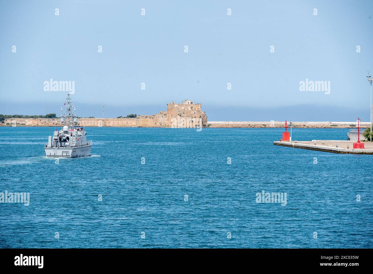 Brindisi, Italia. 13 giugno 2024. Una piccola barca militare si dirige verso il castello svevo di Brindisi, dove il gruppo dei sette stava cenando più tardi. Il vertice del gruppo dei sette (G7) è un forum economico e politico intergovernativo composto da Giappone, Italia, Canada, Regno Unito, Francia, Germania e Stati Uniti. Quest'anno il vertice si svolge in Italia. Credito: SOPA Images Limited/Alamy Live News Foto Stock