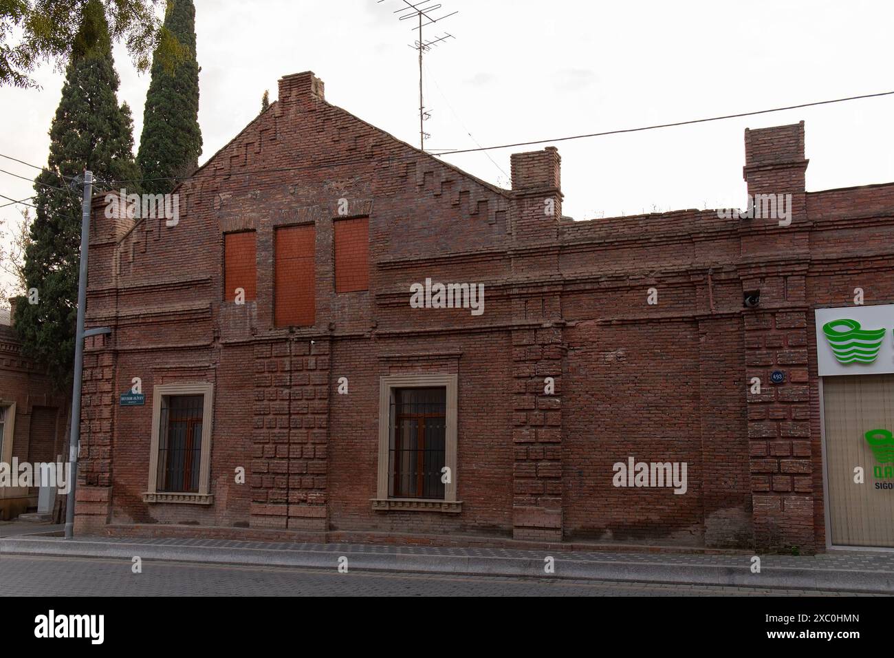 Ganja City, Azerbaigian, 10.18.2021. Vecchi edifici residenziali in mattoni rossi del secolo scorso. Foto Stock