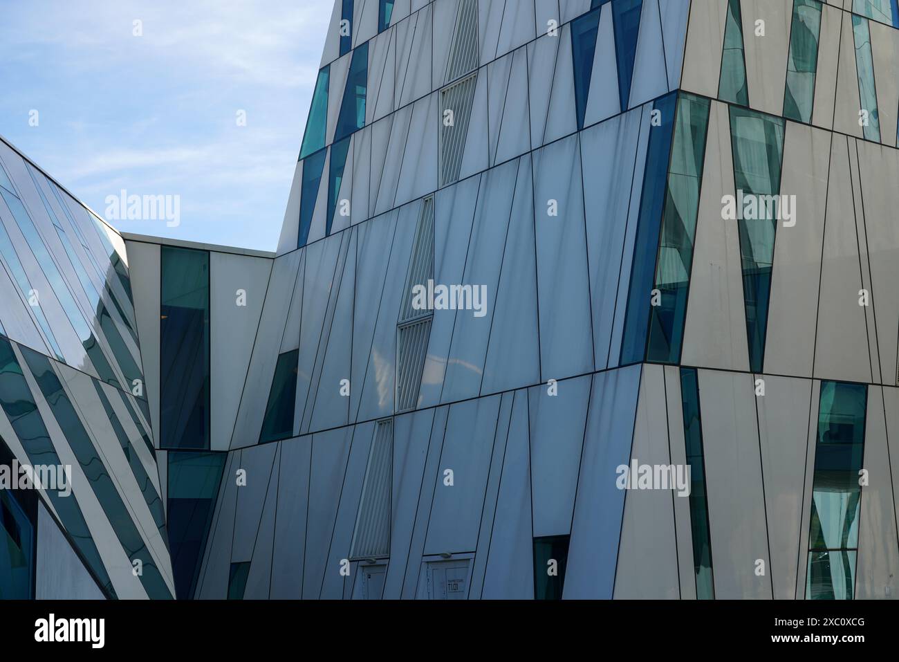 Dettaglio della facciata dell'AC Hotel bella Sky Copenhagen, ex hotel bella Sky Comwell nel quartiere Ørestad di Copenaghen, Danimarca. Foto Stock