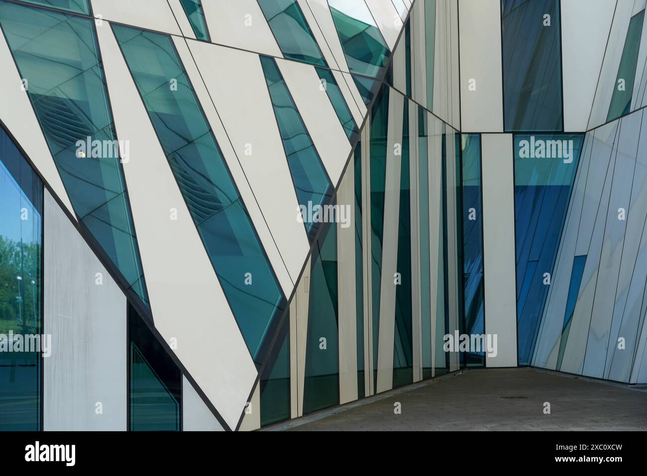 Dettaglio della facciata dell'AC Hotel bella Sky Copenhagen, ex hotel bella Sky Comwell nel quartiere Ørestad di Copenaghen, Danimarca. Foto Stock