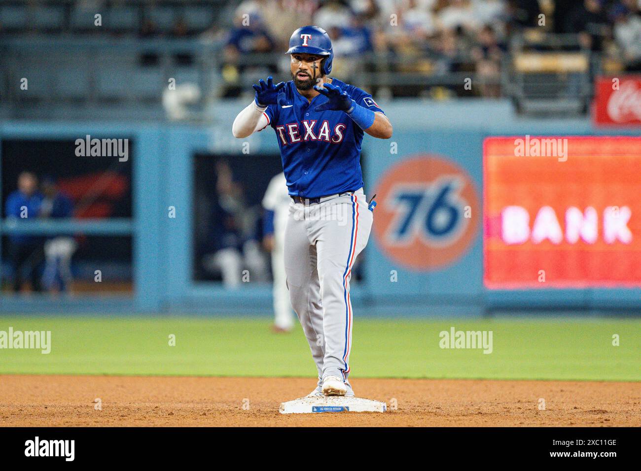 Esterno dei Texas Rangers Ezequiel Duran (20) durante una partita della MLB contro i Los Angeles Dodgers, mercoledì 12 giugno 2024, al Dodger Stadium, a Los An Foto Stock