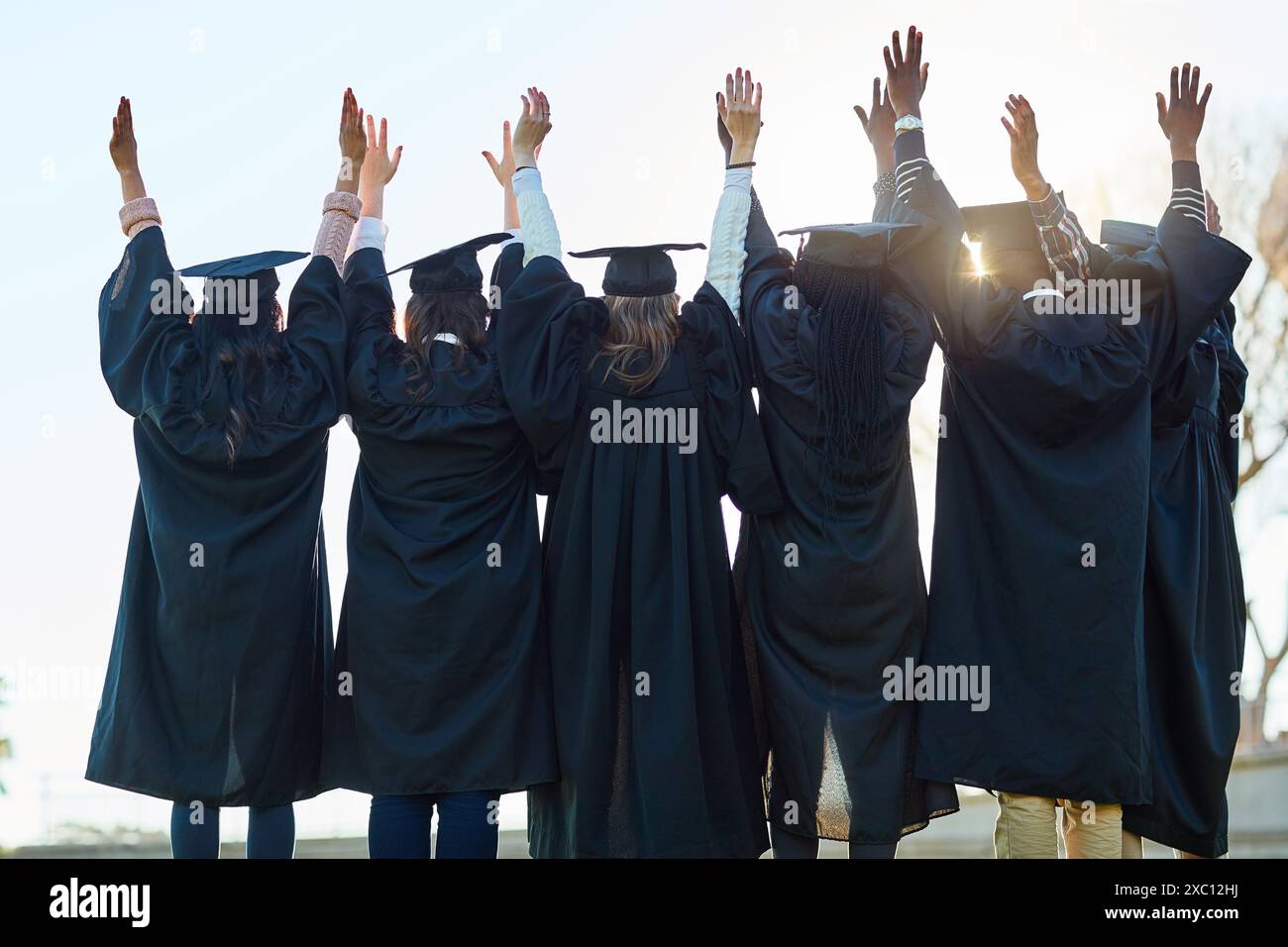 Celebrazione, università e Back of Friends per la laurea, la cerimonia e il successo accademico. Studenti universitari, diversità e uomini e donne nel campus Foto Stock