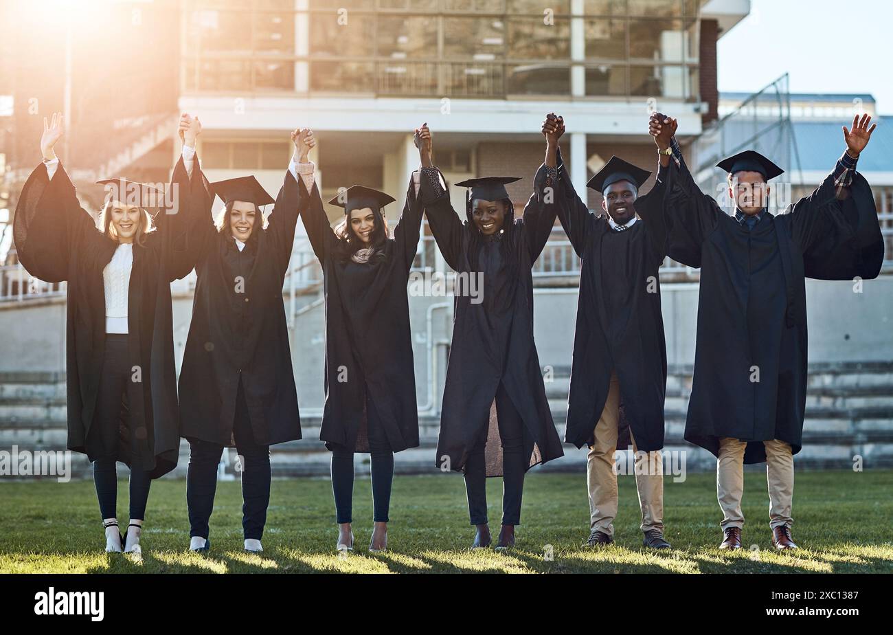 Tenersi per mano, università e ritratti di amici per la laurea, la cerimonia e il successo accademico. College, diversità e uomini e donne nel campus Foto Stock