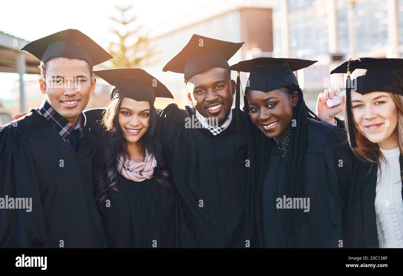 Scuola, università e ritratto di amici per la laurea, la cerimonia e il successo accademico. College, diversità e uomini e donne felici nel campus Foto Stock
