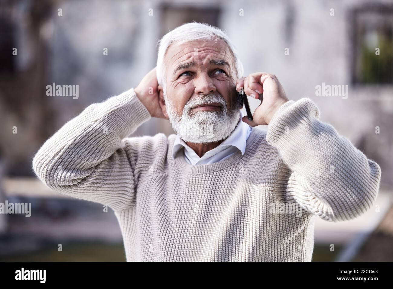 Telefonata, uomo anziano e perso o confuso in giardino per la pensione, crisi e comunicazione. Alzheimer, salute mentale e paura o persona maschile con Foto Stock