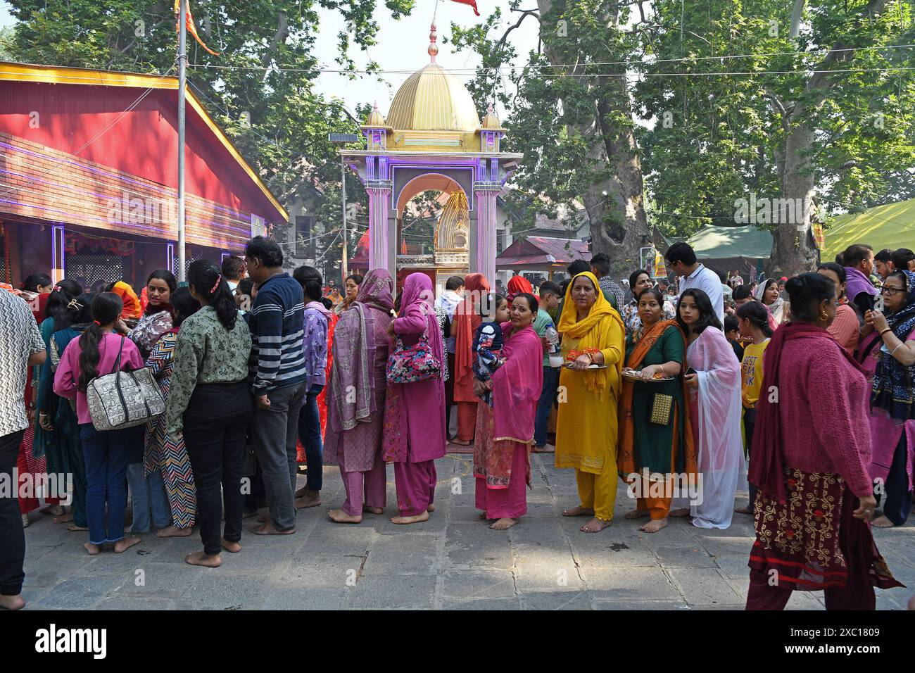 Srinagar, Jammu e Kashmir, India. 14 giugno 2024. I devoti offrirono preghiere al tempio Mata Kheer Bhawani a Tullamulla durante l'annuale Kheer Bhawani Mela. (Credit Image: © Basit Zargar/ZUMA Press Wire) SOLO PER USO EDITORIALE! Non per USO commerciale! Foto Stock