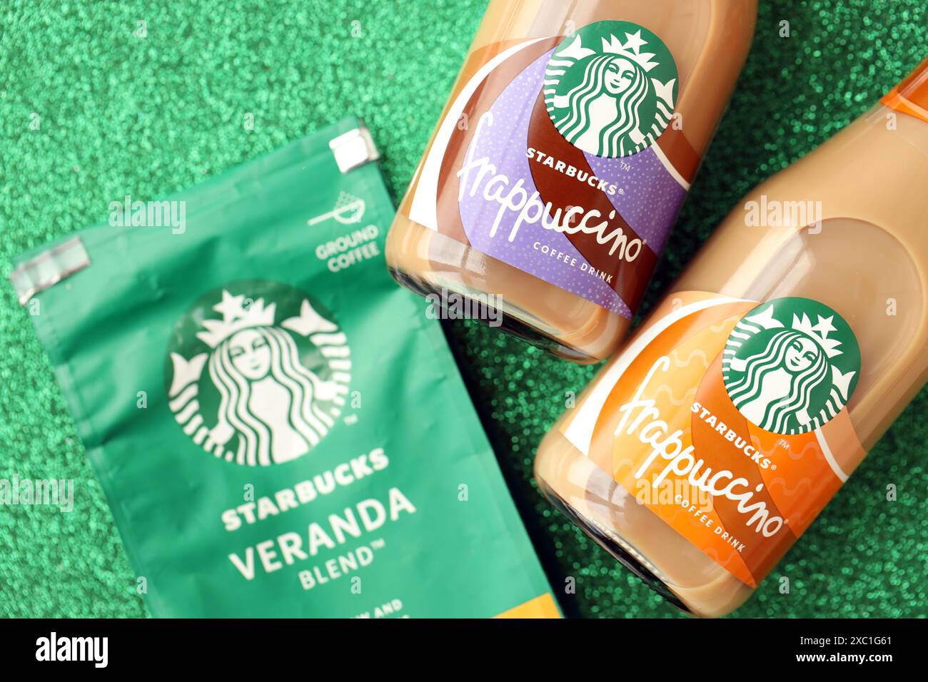 KIEV, UCRAINA - 20 APRILE 2024 Starbucks Frappuccino Coffee drink. Starbucks con sede a Seattle è la più grande azienda di caffè al mondo, con oltre Foto Stock