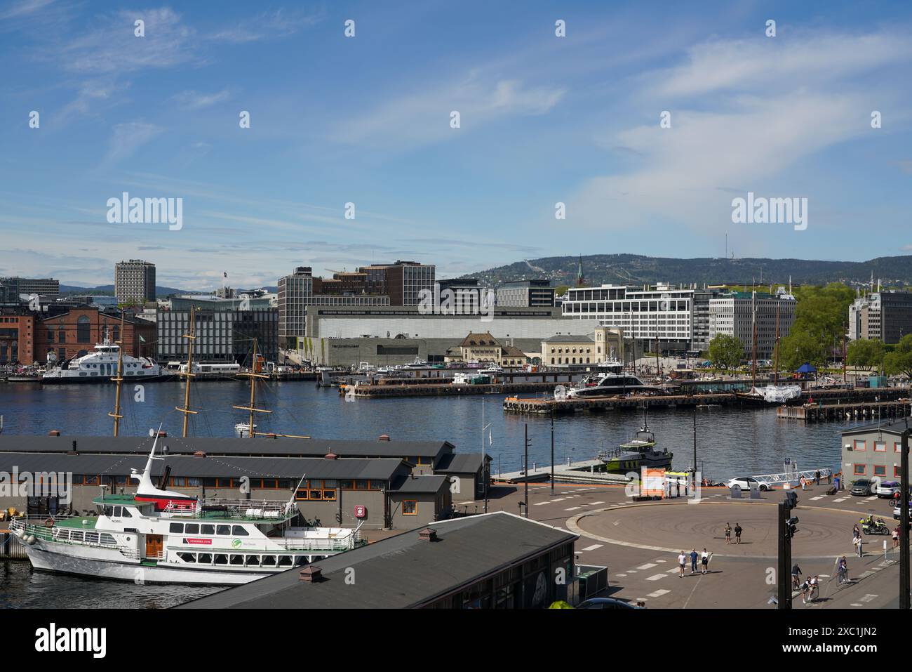 Vista del porto di Copenaghen con barche locali e barche turistiche. Foto Stock