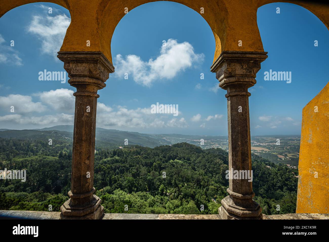 Vista panoramica attraverso gli archi di Palácio da pena - Sintra, Portogallo Foto Stock