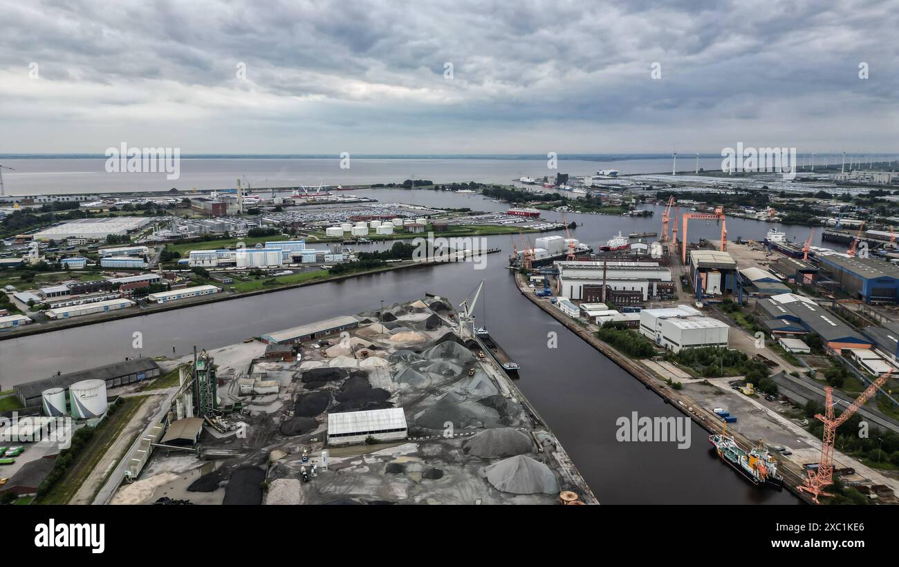 Stillstand a Emden. Blick auf den Hafen der Stadt Emden. In Emden sind am Freitagmorgen den 14. Juni 2024 Seehafen-Beschäftigte der Gewerkschaft Verdi in einen Warnstreik getreten. Betroffen sei Die erste Schicht der EVAG Emder Verkehrs- und Automotive GmbH, sagte Verdi-Verhandlungsführerin Maren Ulbrich. Emden Niedersachsen Deutschland *** fermo in Emden View del porto della città di Emden in Emden, i dipendenti portuali dell'unione Verdi sono andati in sciopero di avvertimento venerdì mattina, 14 giugno 2024 il primo spostamento di EVAG Emder Verkehrs und Automotive GmbH è stato interessato, ha detto Verdi negoziato Foto Stock