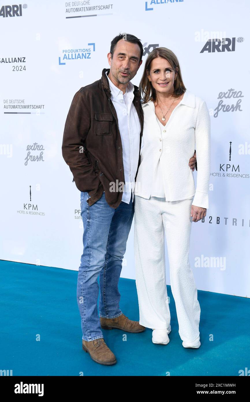 Anja Kling mit Ehemann Oliver Haas bei dem FEST DER PRODUKTIONSALLIANZ a Berlino 13.06.2024 *** Anja Kling con il marito Oliver Haas al FEST DER PRODUKTIONSALLIANZ a Berlino 13 06 2024 Foto Stock