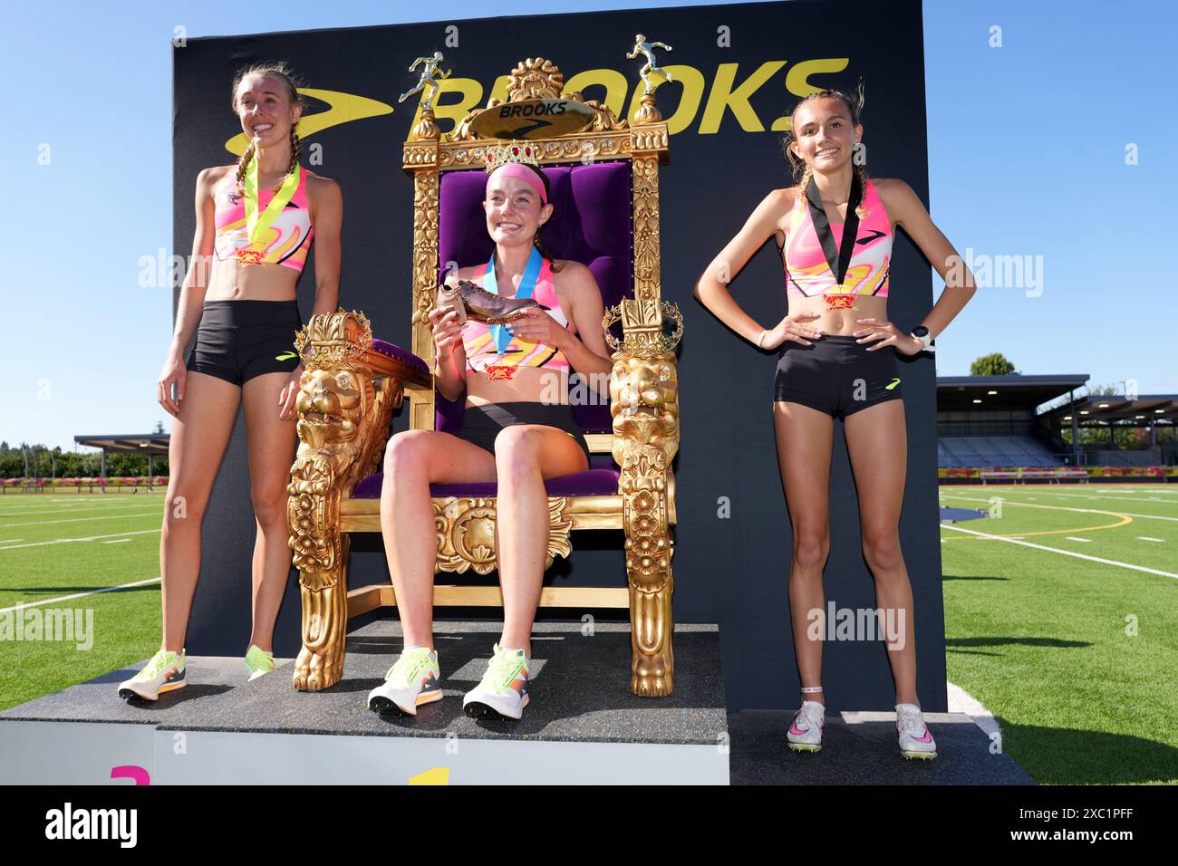 Sadie Engelhardt, vincitrice dei 800 m, posa con la seconda classificata Ali Ince (a sinistra) e la terza classificata Olivia Cieslak (a destra) durante il Brooks PR Invitational al Renton Memorial Stadium, mercoledì 12 giugno 2024, a Renton, lavaggio Foto Stock
