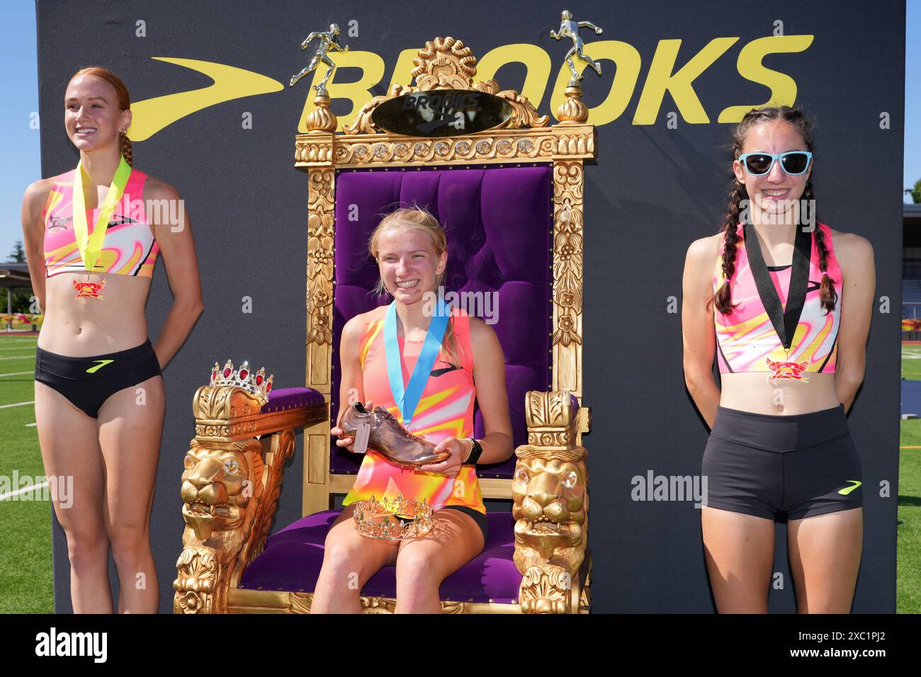 La vincitrice del torneo Girls Two Miles Allie Zealand (centro) posa con la seconda classificata Jane Hedengren (sinistra) e la terza classificata Isabel Allori durante il Brooks PR Invitational al Renton Memorial Stadium, mercoledì 12 giugno 2024, a Renton, lavaggio Foto Stock