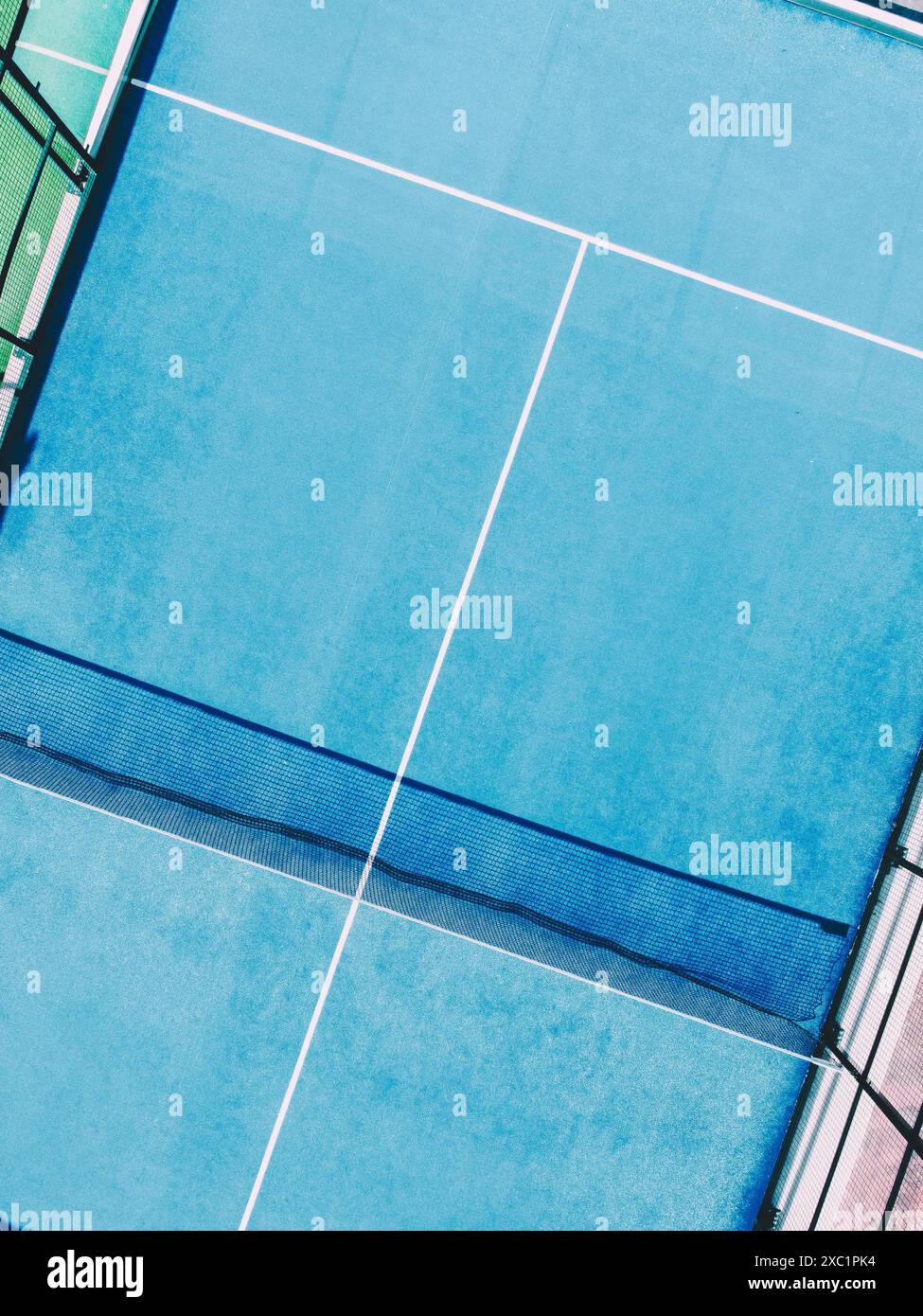 vista aerea con un drone di un campo da tennis blu, fotografia zenithal Foto Stock