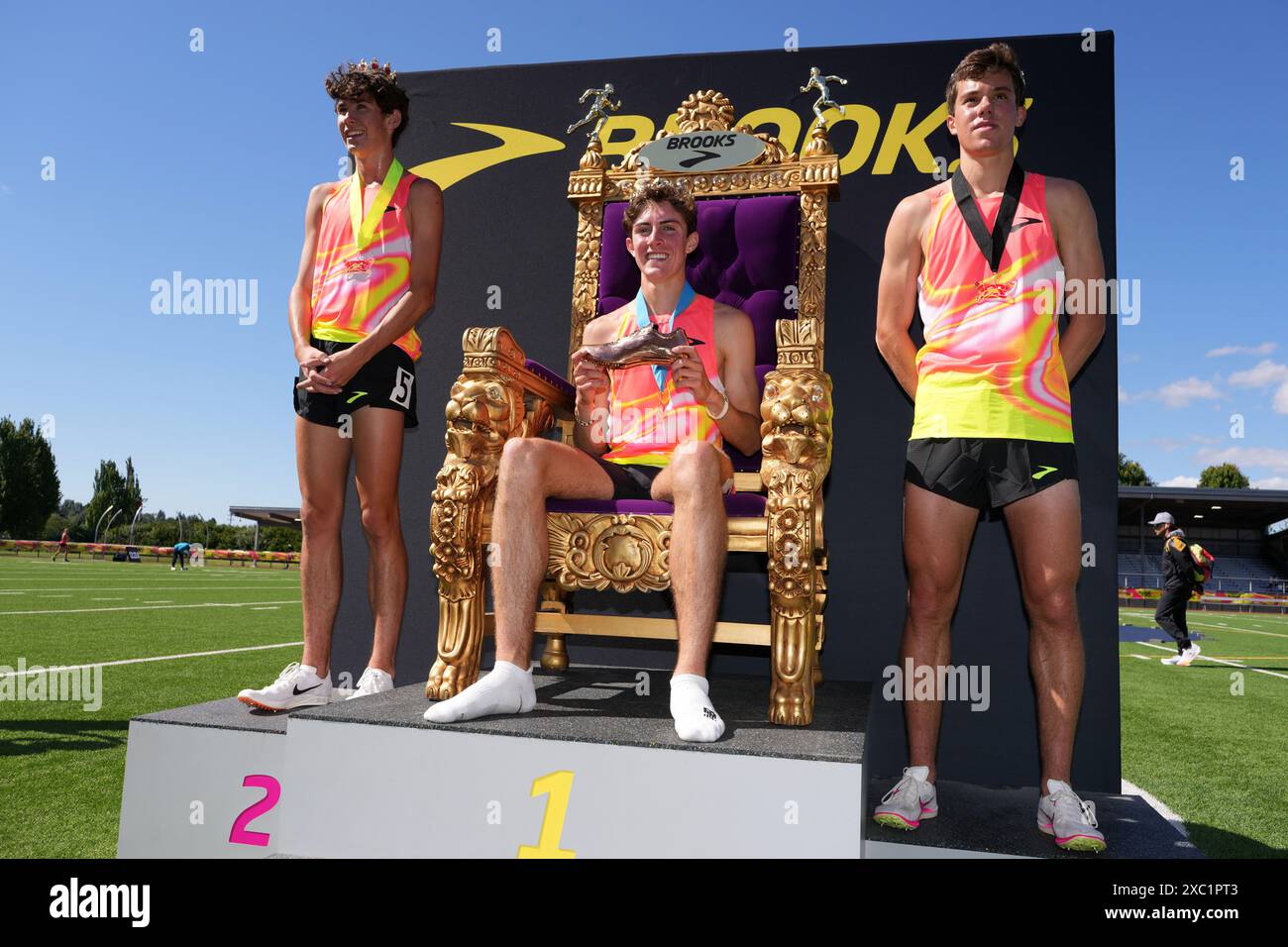 Drew Griffith (centro), vincitore di Two Miles, si posa con il secondo classificato Patrick Koon (a sinistra) e il terzo classificato Nathan Neil durante il Brooks PR Invitational al Renton Memorial Stadium, mercoledì 12 giugno 2024, a Renton, lavaggio Foto Stock
