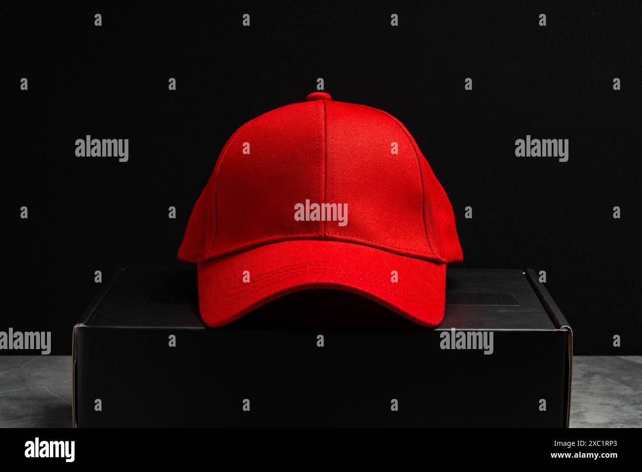Cappellino da baseball su sfondo nero Foto Stock