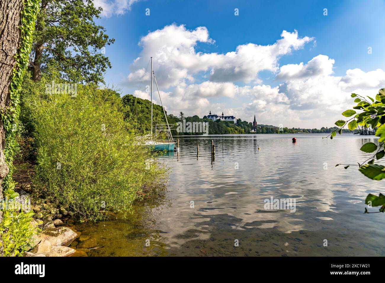 Der Große Plöner SEE, Nikolaikirche und Schloss Plön in Plön, Schleswig-Holstein, Deutschland | il grande lago Plön, la chiesa di San Nicola e Plön ca Foto Stock