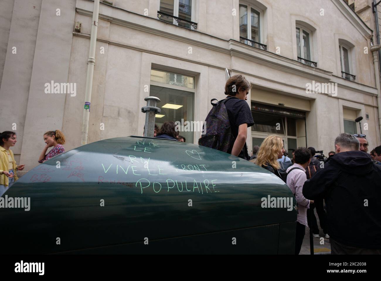 Parigi, Francia. 13 giugno 2024. Di fronte alla sede degli ecologisti nell'ambito dei negoziati all'interno del nuovo fronte Popolare a Parigi il 13 giugno 2024. Foto di Pierrick Villette/ABACAPRESS. COM credito: Abaca Press/Alamy Live News Foto Stock