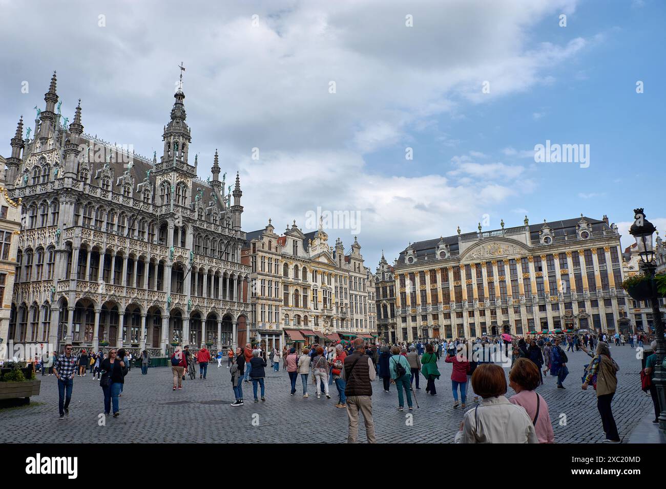Bruxelles, Belgio; giugno,05,2024;Grand Place (Grote Markt) con Municipio (Hotel de Ville) e Maison du ROI (Casa dei Re). Grand Place è un tou Foto Stock