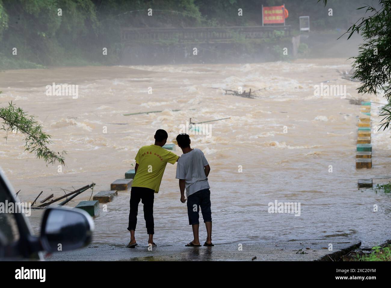 LIUZHOU, CINA - 14 GIUGNO 2024 - gli abitanti del villaggio osservano le inondazioni alla testa di ponte di Datan Tun, contea di Rongan, città di Liuzhou, Guangxi Zhuang Au della Cina meridionale Foto Stock