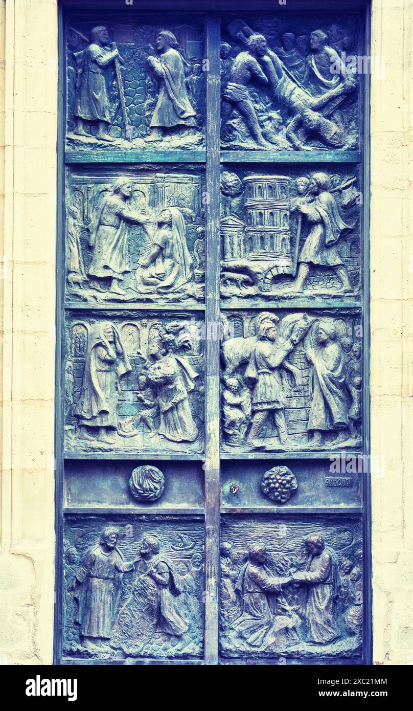 Porte in bronzo (1980) sulla facciata del 1775 della chiesa cattolica di St Pierre de Montmartre, Montmartre, Parigi, Francia Foto Stock