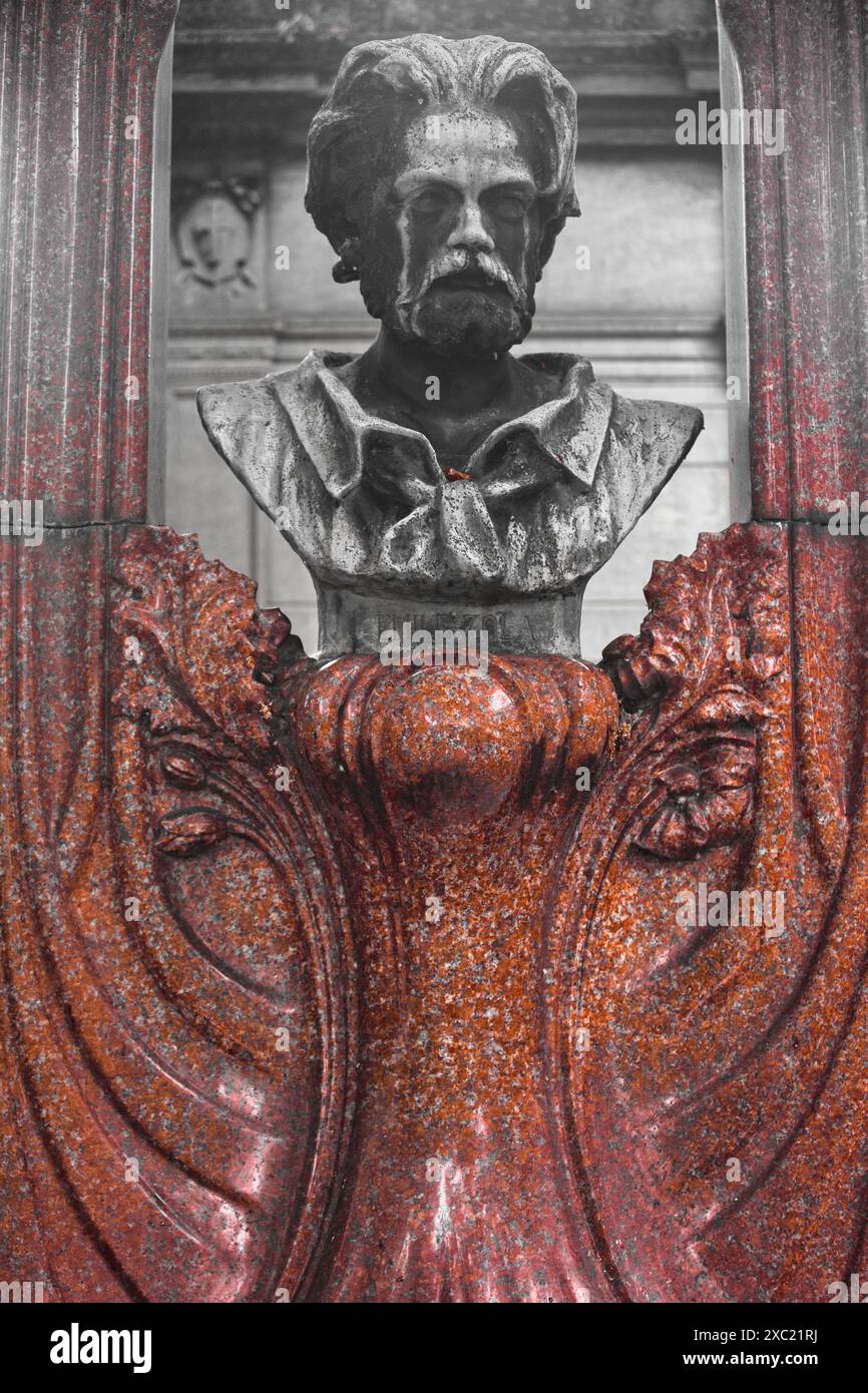 Busto in bronzo sulla tomba tombale dello scrittore francese drammaturgo giornalista Emile Zola, cimitero di Montmartre, Montmartre, Parigi, Francia Foto Stock