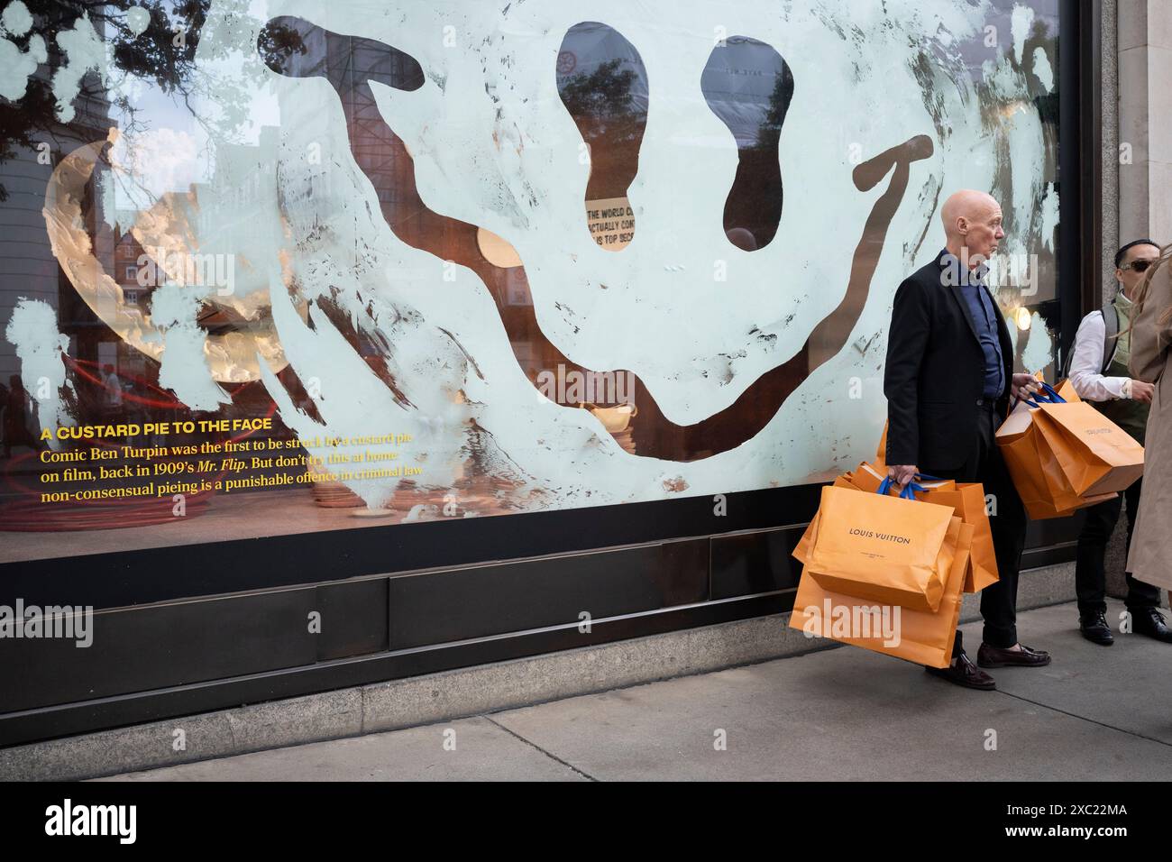 Gli acquirenti carichi di borse Louis Vuitton si trovano fuori dal grande magazzino Selfridges in Oxford Street, il 13 giugno 2024, a Londra, Inghilterra. Foto Stock